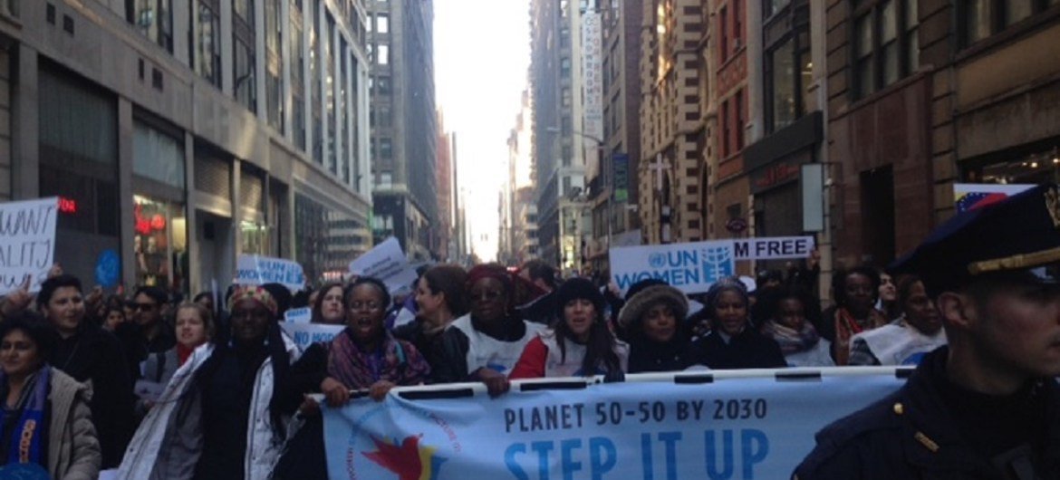 مسيرة من أجل المساواة بين الجنسين في يوم المرأة العالمي في نيويورك. المصدر: الأمم المتحدة / رادميلا سليمانوفا