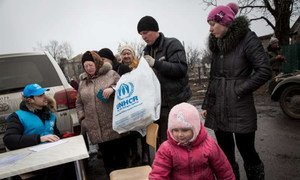 A family of Ukrainians return to their home area in eastern Ukraine, after receiving aid from UNHCR.