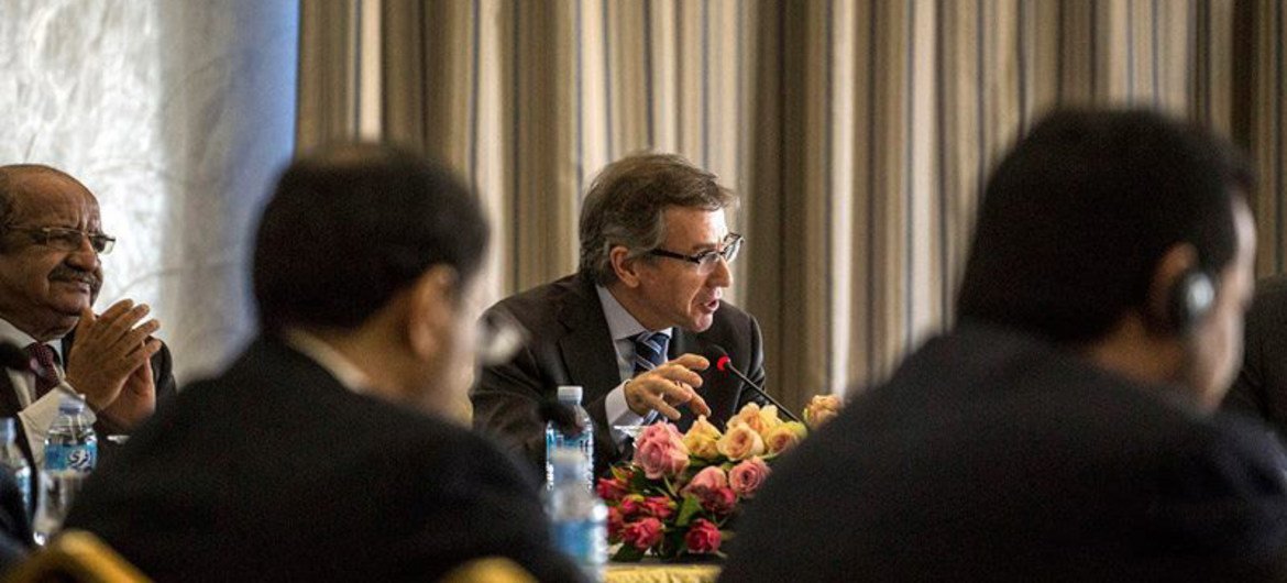 Special Representative and head of the UN Support Mission in Libya (UNSMIL) Bernardino León (centre) briefs participants at a two-day meeting in Algiers.