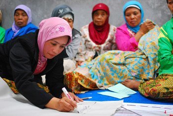 A Yogyakarta, en Indonésie, des femmes discutent de la reconstruction de leur village après un tsunami et un séisme. Photo Banque mondiale/Nugroho Nurdikiawan Sunjoyo