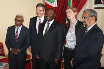 Une délégation du Conseil de sécurité au Burundi. De gauche à droite : l'ambassadeur Ismael Martins (Angola), l'ambassadeur François Delattre (France), le Président du Burundi Pierre Nkurunziza, l'ambassadrice Samantha Power (Etats-Unis) et l'Envoyé spéci