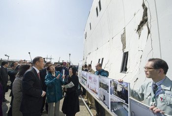 Le Secrétaire général Ban Ki-moon visite un centre de traitement des eaux usées endommagé par le séisme de 2011, à Sendai, au Japon. Photo ONU/Eskinder Debebe