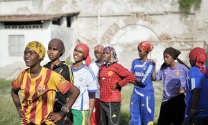 女孩儿在索马里首都摩加迪沙接受篮球比赛训练。