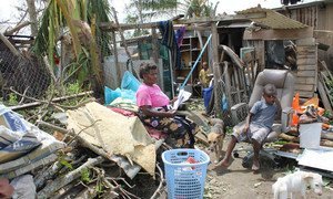 Cette famille à Nikinini, au Vanuatu, a tout perdu lors du passage du cyclone Pam. Photo UNICEF/Graham Crumb