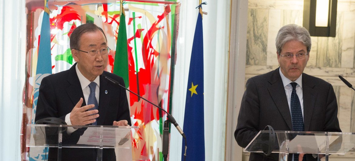 Le Secrétaire général Ban Ki-moon (à gauche) lors d'une conférence de presse avec le Ministre italien des affaires étrangères, Paolo Gentiloni, à Rome. Photo ONU/Eskinder Debebe