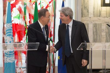 Secretary-General Ban Ki-moon (left) at a joint press conference with Foreign Minister Paolo Gentiloni of Italy in Rome.
