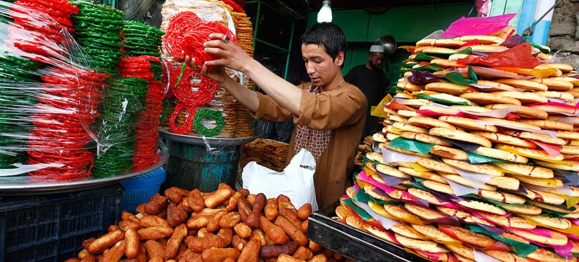 Во всех странах, где празднуют Навруз, готовят праздничные блюда. В Афганистане пекут традиционные лепешки