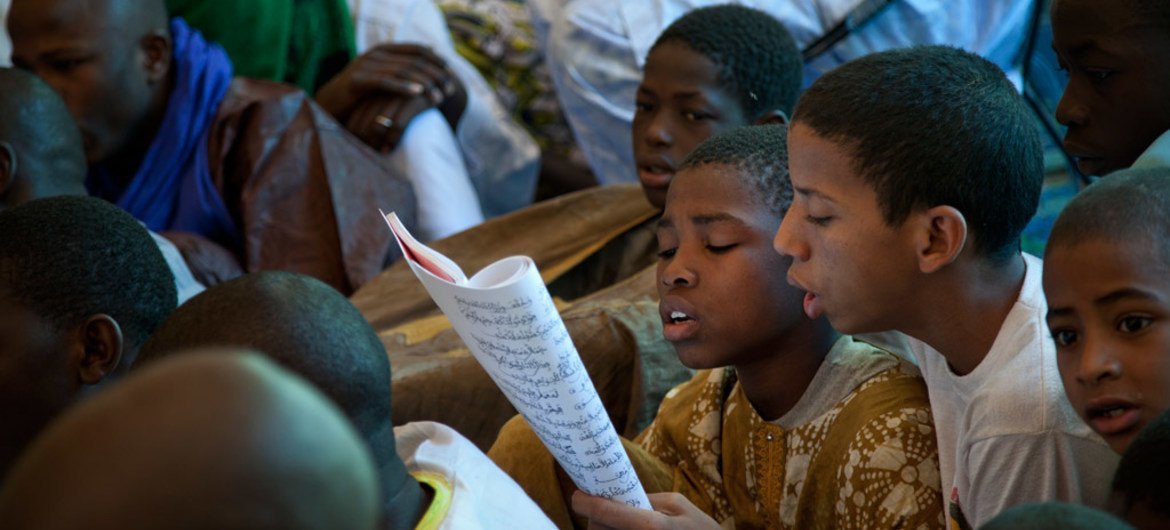 Des enfants lisent de la poésie lors d'un festival à Tombouctou, au Mali (archives). Photo ONU/Marco Dormino