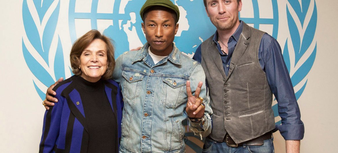 En el Día Internacional de la Felicidad, el cantante Pharrell Williams (centro) se unió a los ambientalistas Sylvia Earle (izq.) y Phillippe Cousteau en un evento educativo en la ONU para apoyar la acción contra el cambio climático. Foto de archivo: ONU/L