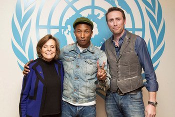 En el Día Internacional de la Felicidad, el cantante Pharrell Williams (centro) se unió a los ambientalistas Sylvia Earle (izq.) y Phillippe Cousteau en un evento educativo en la ONU para apoyar la acción contra el cambio climático. Foto de archivo: ONU/Loey Felipe