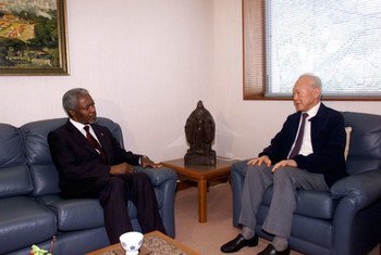 L'ancien Premier ministre de Singapour, Lee Kuan Yew (à droite), avec l'ancien Secrétaire général de l'ONU, Kofi Annan, en février 2000. Photo ONU/Eskinder Debebe