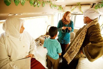 En Egypte, des cliniques mobiles financées par le Fonds mondial de lutte contre le sida, la tuberculose et le paludisme fournissent des traitements contre la tuberculose. Photo Fonds mondial/John Rae