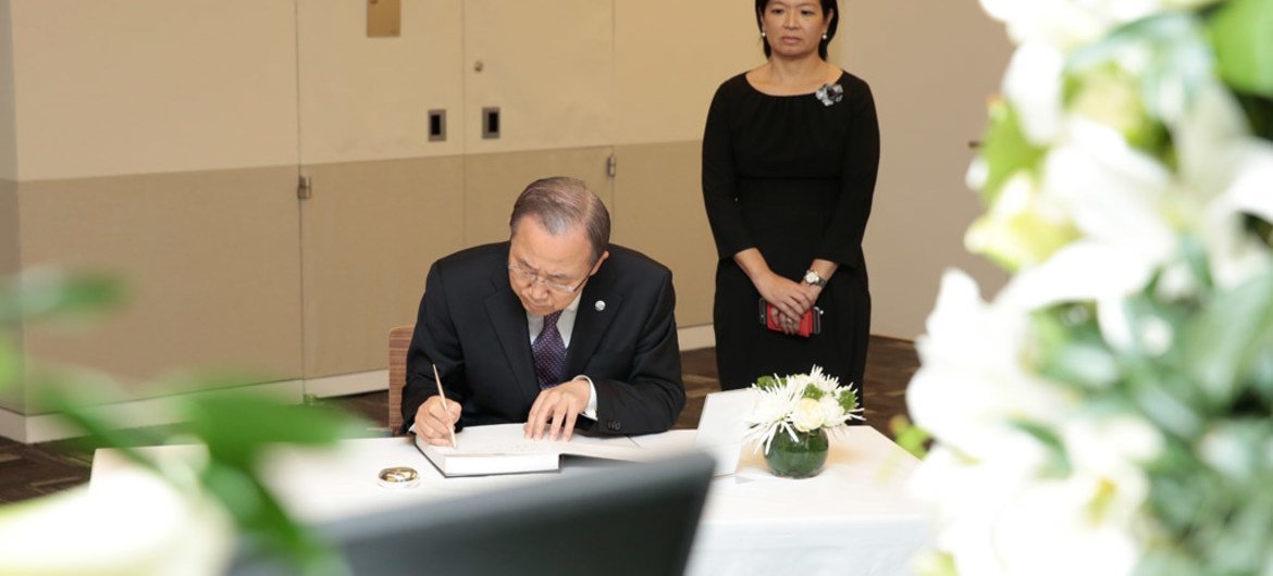Secretary-General Ban Ki-moon signs a book of condolences on the passing of Lee Kuan Yew, the first Prime Minister of Singapore, at the country’s Permanent Mission to the UN. Ambassador Karen Tan of Singapore looks on.