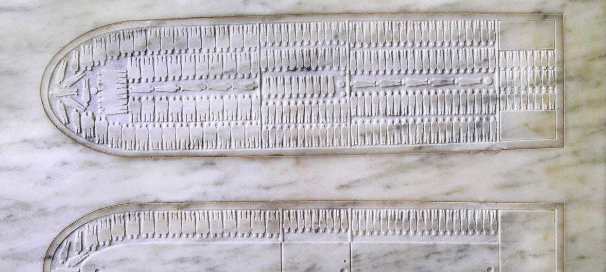 Gros plan de détails du mémorial au siège de l'ONU commémorant la tragédie de l'esclavage et de la traite transatlantique des esclaves.