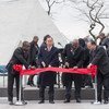 Le Secrétaire général Ban Ki-moon (centre gauche) et le Président de l'Assemblée générale, Sam Kutesa (centre droit) coupent le ruban à la cérémonie dévoilant le monument commémorant les victimes de l'esclavage et de la traite. Photo ONU/Eskinder Debebe