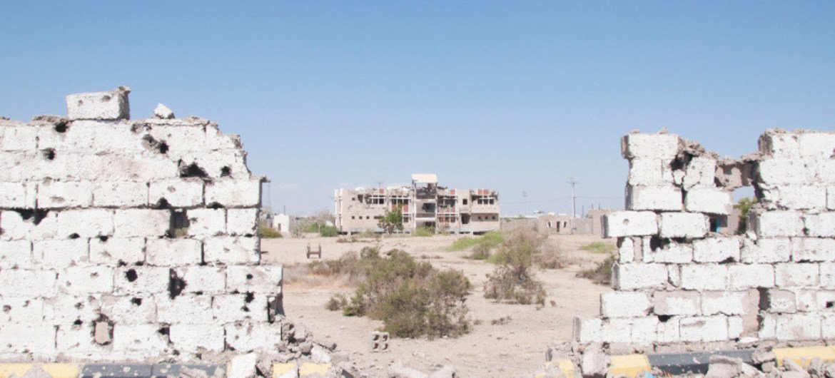 Destrucción debida a los enfrentamientos en la provincia de Abyan. Foto de archivo: OCHA/Eman