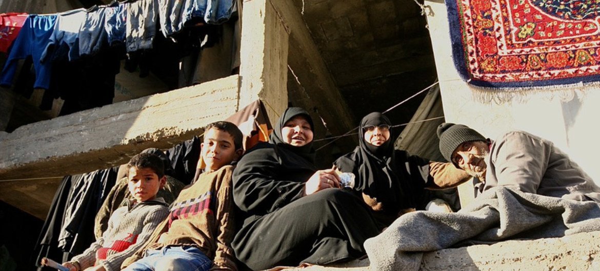 Des résidents du camp de Tesreen à Alep, en Syrie. Photo OCHA/Josephine Guerrero