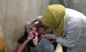 Des médecins soignent un homme gravement blessé à la tête à l'hôpital chirurgical de Al Razy. (ARCHIVES) Photo OMS/T.Jasarevic