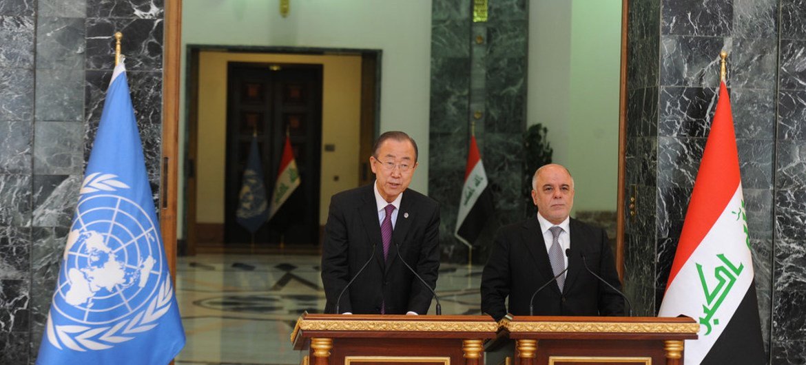 Le Secrétaire général Ban Ki-moon (à gauche) lors d'une conférence de presse à Bagdad avec le Premier ministre iraquien Haider Al-Abadi. Photo ONU Iraq