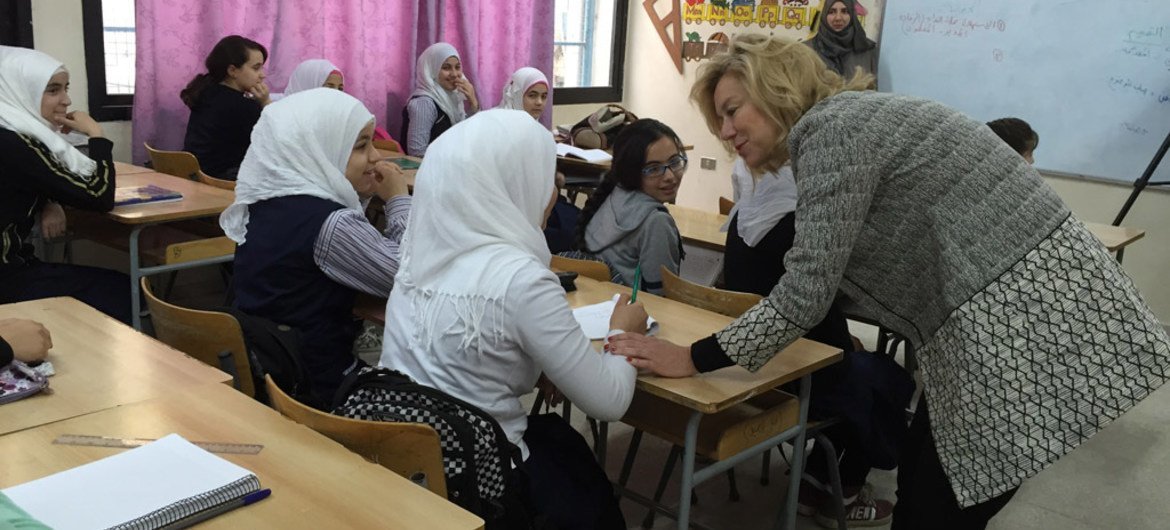 المنسقة الخاصة للبنان سيغريد كاغ   تزور مدرسة في مخيم اللاجئين الفلسطينيين في عين الحلوة في جنوب لبنان. المصدر: الأمم المتحدة