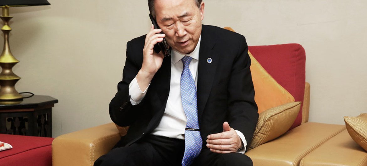 潘基文秘书长在办公室同电话。联合国图片/Evan Schneider