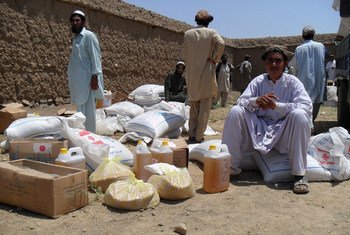 Distribución de ayuda humanitaria en Afganistán. 