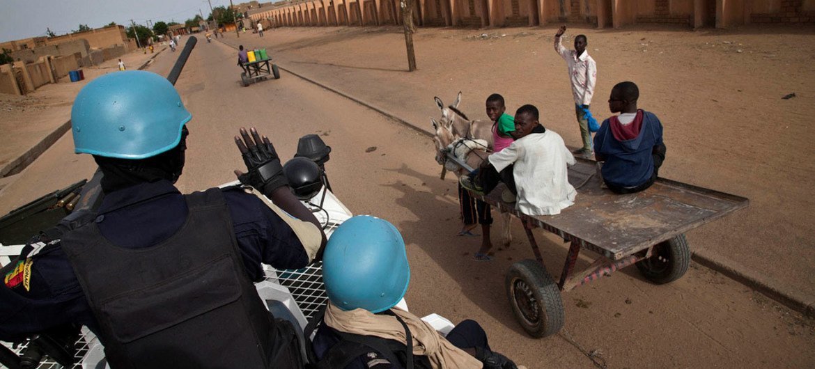 Des officiers sénégalais de la Police des Nations Unies patrouillent les rues de Gao au Mali.