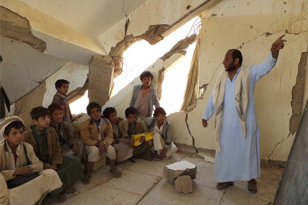 也门儿童在上课。由于冲突，也门有600多所学校受损。