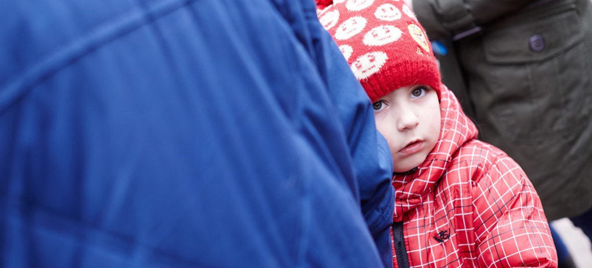 طفلة مع والدتها في انتظار الحصول على الإمدادات الصحية بعد نزوحهم من دونيتسك، أوكرانيا،. المصدر: اليونيسف  أوكرانيا / بافل زمي