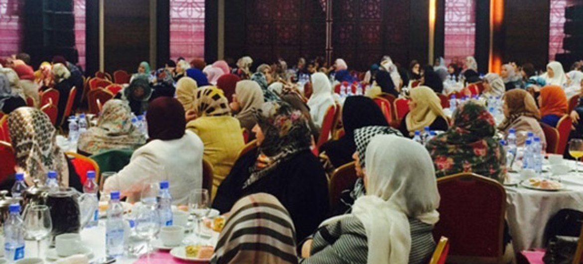نساء ليبيات، يستمعن في العاصمة طرابلس، إلى إحاطة من الممثل الخاص ورئيس بعثة الأمم المتحدة للدعم في ليبيا برناردينو ليون. المصدر: بعثة الأمم المتحدة للدعم في ليبيا