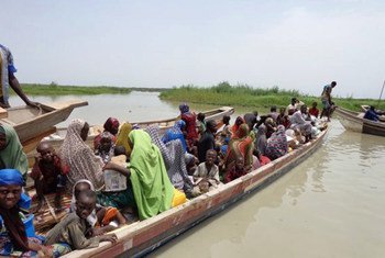 Des réfugiés nigérians arrivent dans des îles du lac Tchad au Niger après avoir fui des attaques dans l'Etat de Borno, au Nigéria, en septembre 2014. Photo : IRC (partenaire du HCR dans le sud du Niger)