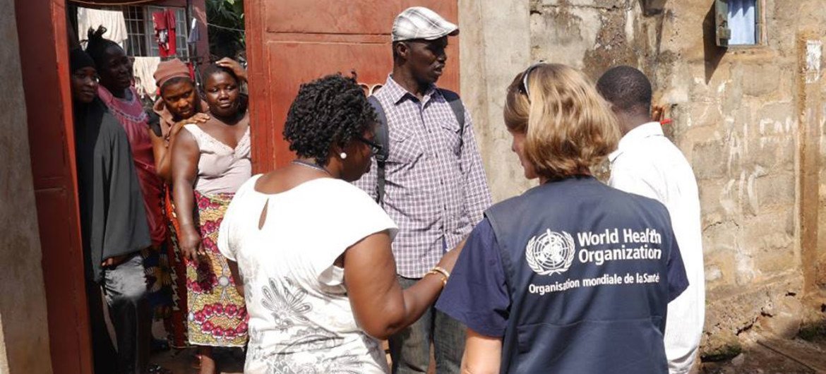 工作人员在塞拉利昂首都弗里敦排查埃博拉感染病例。世界卫生组织/D. Licona