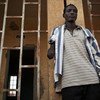 Au Mali, un homme se tient à l'endroit où des djihadistes ont amputé son bras à l'intérieur de la prison principale de Gao. Accusé d'avoir volé un vélo, il a été détenu pendant 21 jours avant d'être amputé de son bras pour un vol qu'il n'a pas commis.