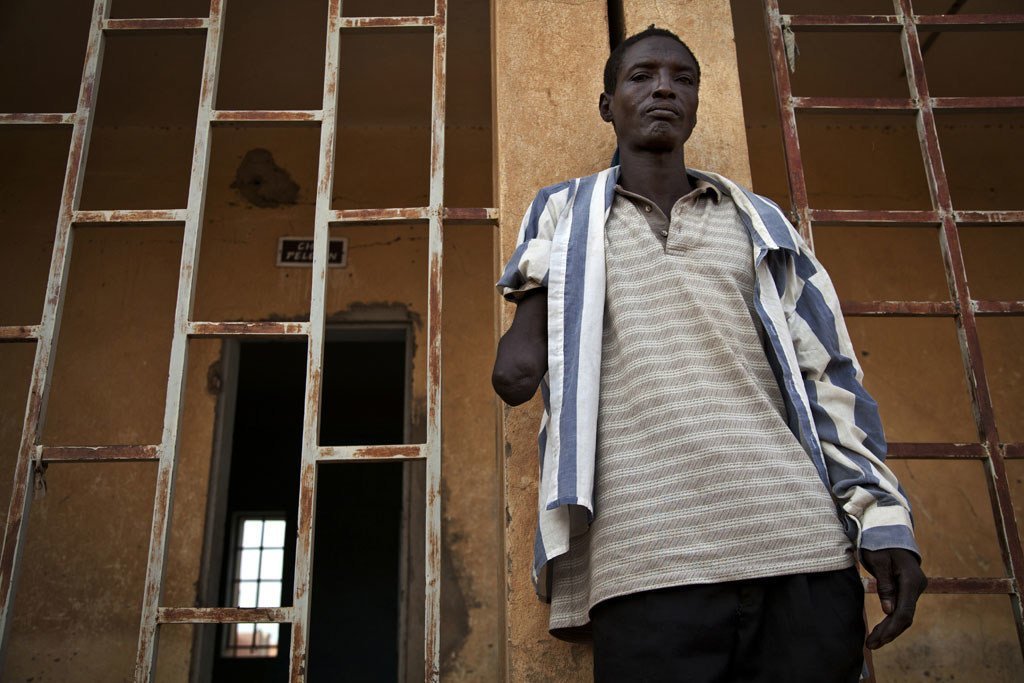 رجل يقف في المكان الذي بتر الجهاديون ذراعه داخل السجن الرئيسي في غاو بمالي. وقد اتهم بسرقة دراجة واحتجز في السجن لمدة 21 يوما قبل بتر ذراعه كعقوبة على جريمة لم يرتكبها.