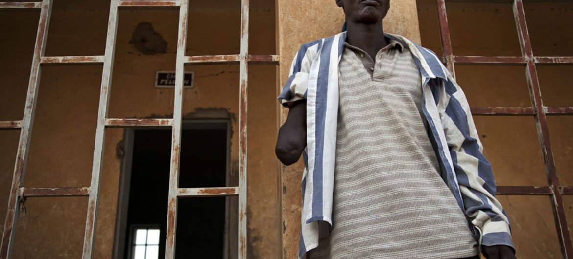 Au Mali, un homme se tient à l'endroit où des djihadistes ont amputé son bras à l'intérieur de la prison principale de Gao. Accusé d'avoir volé un vélo, il a été détenu pendant 21 jours avant d'être amputé de son bras pour un vol qu'il n'a pas commis.