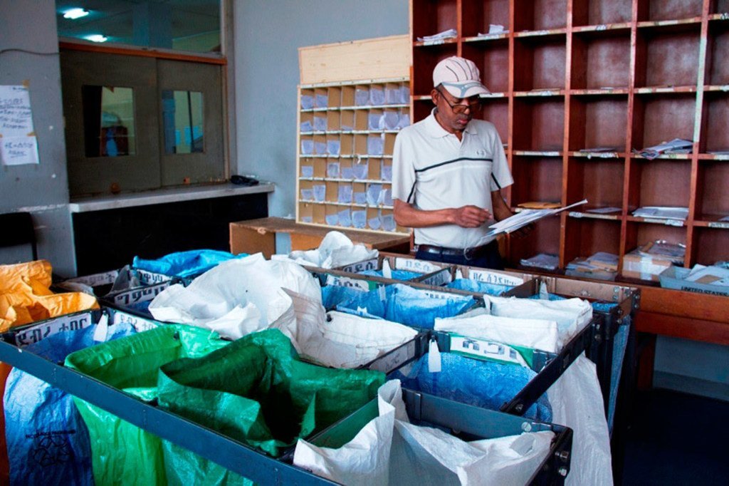 Los aranceles estadounidenses causan una crisis en el tráfico de correo internacional.