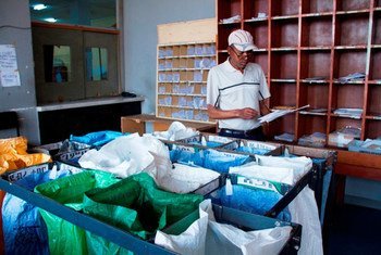 Ежегодно почтовые отделения обрабатывают более 350 миллиардов писем и миллиарды посылок.