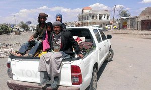 Une famille yéménite fuyant la capitale du pays en possession de quelques biens. Photo : Almigdad Mojalli / IRIN