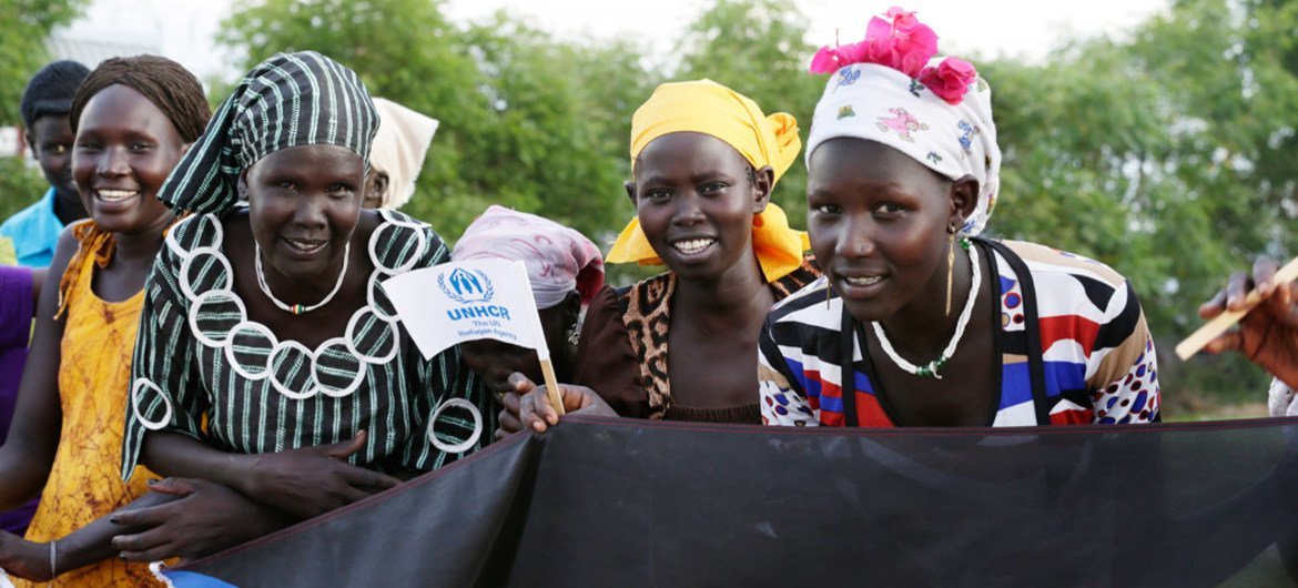مجموعة من النساء المهجرات من الصومال في مخيم إيفو 2 في داداب، كينيا، الذي تدعمه مفوضية الأمم المتحدة السامية لشؤون اللاجئين   المصدر: الأمم المتحدة / إيفان شنايدر