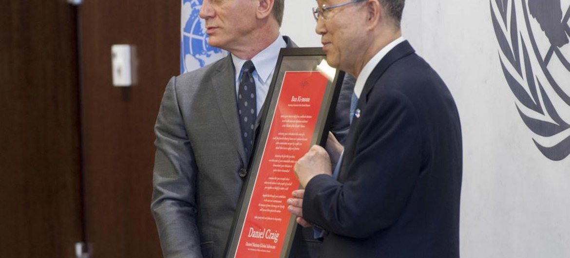 Secretary-General Ban Ki-moon (right), appoints actor Daniel Craig as the first UN Global Advocate for the Elimination of Mines and Explosive Hazards.