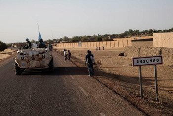 Des Casques bleus de la Mission multidimensionnelle intégrée des Nations Unies pour la stabilisation au Mali (MINUSMA) à Ansongo, dans le nord du pays. (Archive)