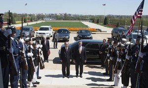 On a visit to Washington, D.C., Secretary-General Ban Ki-moon (left) is greeted by US Defense Secretary, Ashton Carter, at the Pentagon.