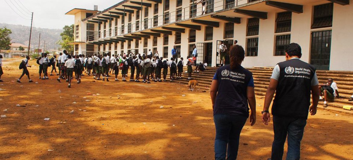 Niños en Sierra Leona vuelven a la escuela tras crisis del ébola. Foto: OMS/N. Alexander