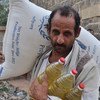 Un granjero yemení recibe asistencia alimentaria para su familia. Se estima que unos 12 millones de yemeníes sufren inseguridad alimentaria. Foto: PMA