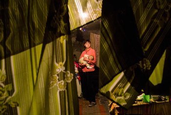 Pour échapper au combats en Ukraine, une mère et son bébé ont trouvé refuge dans un abri anti-bombes dans la ville de Donetsk. Photo : UNICEF / Francesca Pour échapper au conflit en cours en Ukraine, une mère et son bébé ont trouvé refuge dans un abri ant