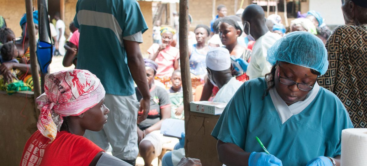 Une clinique mobile au Libéria pour fournir des services de santé de base à environ 1400 personnes dans le comté de Bomi. Photo MINUAUCE / Simon Ruf