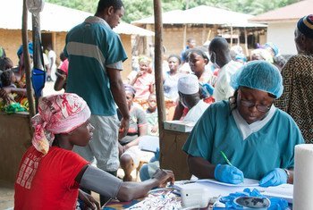 Une clinique mobile au Libéria pour fournir des services de santé de base à environ 1400 personnes dans le comté de Bomi. Photo MINUAUCE / Simon Ruf