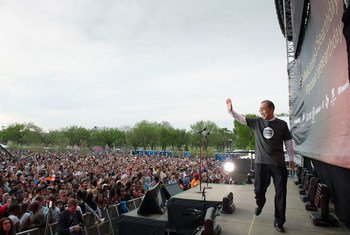 UN Secretary-General Ban Ki-moon greets the crowd at the 2015 Global Citizen Earth Day Concert in Washington, D.C.