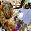 在巴基斯坦的一所小学，由于学校建筑倒塌，学生在户外的课堂上大声朗读。（2013年图片）