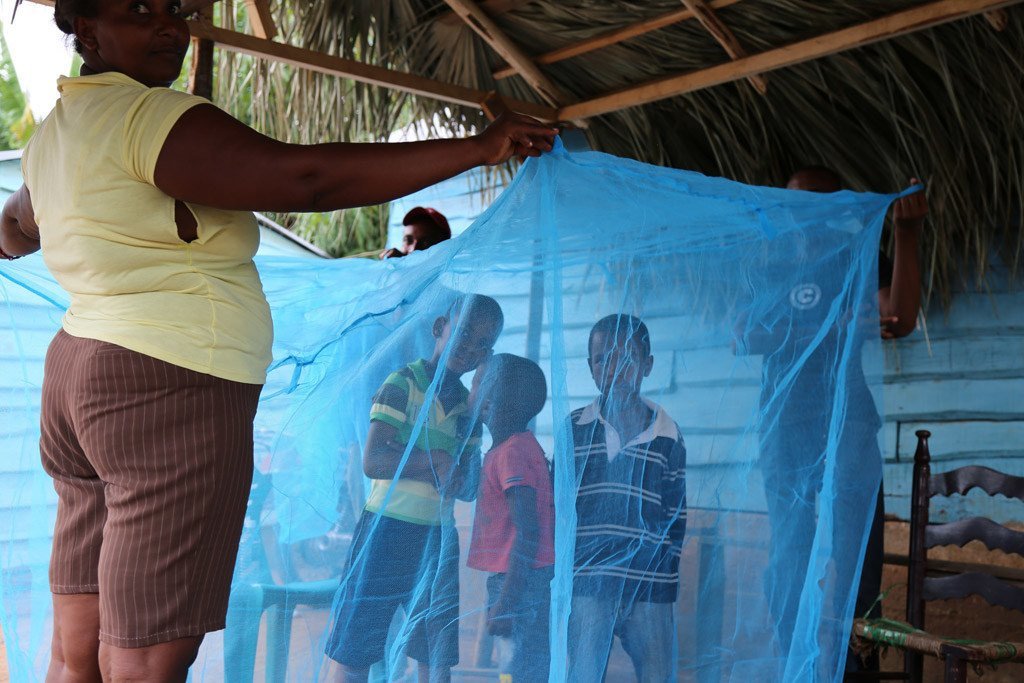 الأطفال تحيط بها شبكة واقية من الملاريا في جمهورية الدومينيكان. الصورة: منظمة الصحة العالمية/ منظمة الصحة للبلدان الأمريكية